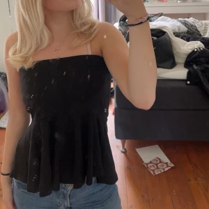 Topp  - En jätte fin topp från zara som inte sälj nå mer du kan ha den som kjol med men är en topp, spegeln är smutsig sände rö inte tröjan tröjan är fläckfri💗