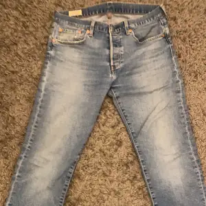 Ljusa Levis jeans. (Jeansen är upplagda så storleken är ungefär 30/32).skicka 9/10. Kunden lägger bud!