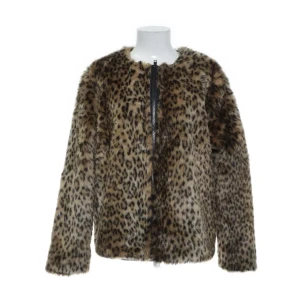 Leopard päls jacka  - Varm leopard jacka i fuskpäls, jätte fint skick 🐆💕