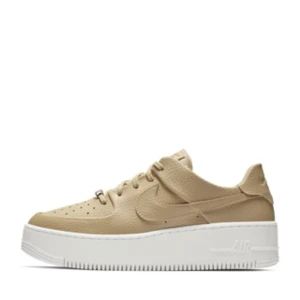 NIKE AIR FORCE - Jättefina beiga (Desert Ore/Vit/Desert Ore) Nike Air Force skor, inköpta för typ 1,5 år sen! Använd nåra få gånger men de är absolut inget fel på dom. Säljer dom för att dom är lite för små för mig som brukar vara 40/41 i skor.  Köparen står för frakten.