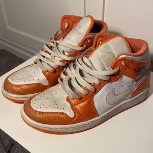 Nike air jordan - orangemetallic - Nike air jordan i snygg orangemetallic - använt skick därav det låga priset! Stl 41.