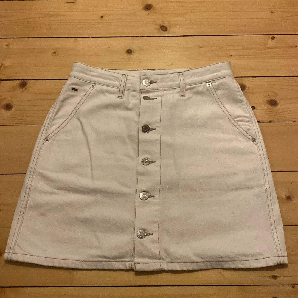 Hej! Jag säljer nu denna jeanskjol från Tommy Hilfiger. Den har storlek w27. Den är i väldigt bra skick och använd max 3 gånger, inga defekter vad jag kan se. Nypris 1100kr.. Hameet.