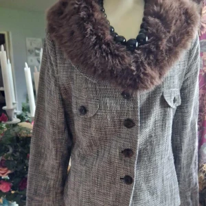 Elegant snygg jacka med päls och snygga detaljer - Perfekt Nu Till hösten och vintern med en varm go tröja under 