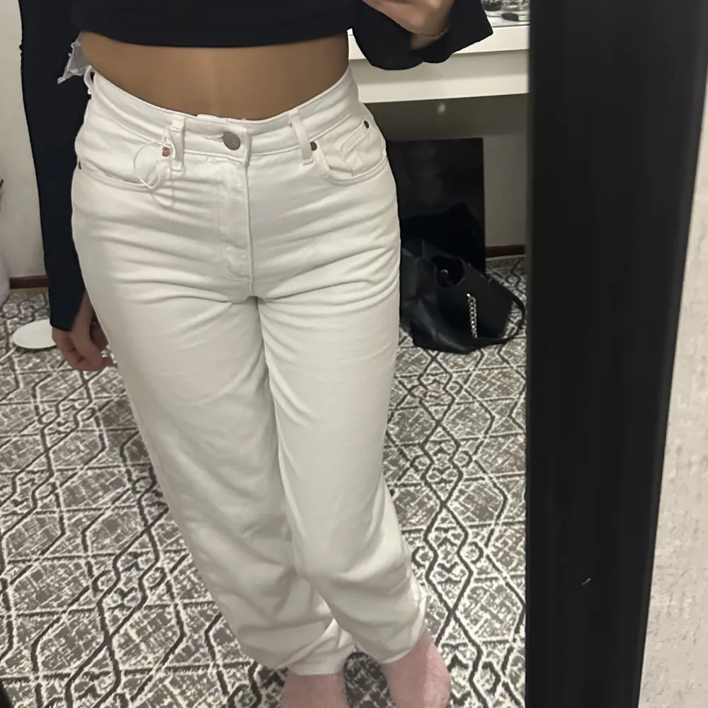 Fina 90’s modells vita jeans från Gina Tricot, aldrig använt . Jeans & Byxor.