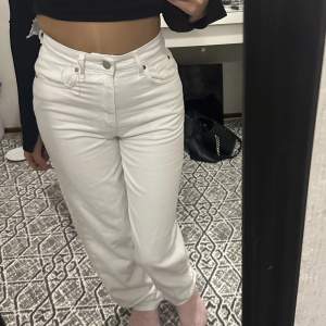 Fina 90’s modells vita jeans från Gina Tricot, aldrig använt 