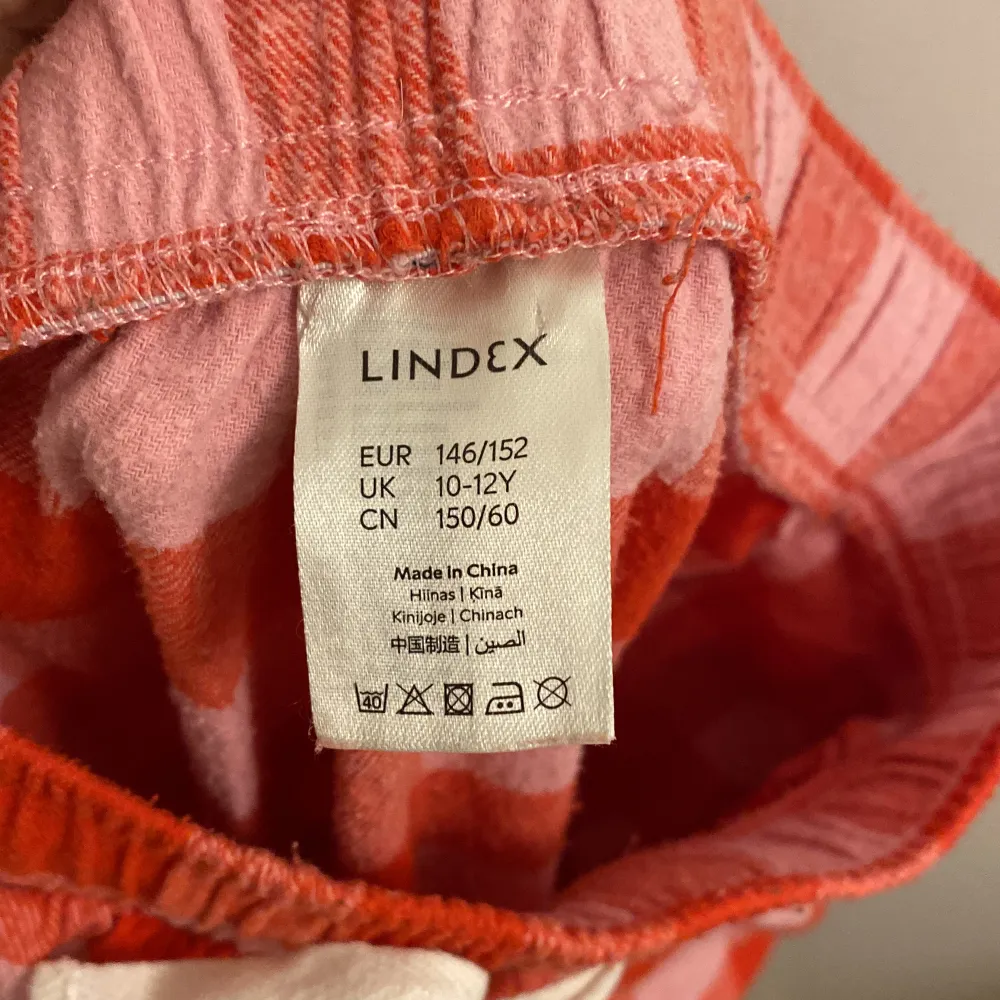 Säljer dessa rosa rutiga pyjamasbyxor köpta från Lindex i vintras och inte använda så länge då jag växte ur dem.. Jeans & Byxor.