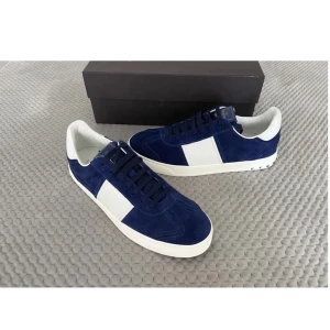 Valentino flycrew  - Säljer ett par sjukt snygga valentino flycrew i storlek 42, cond 10/10 helt nya. Kommer med OG box, extra snören och booklet