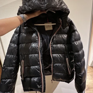 Moncler jacka🩷 - Hej! Säljer nu min så fina moncler-jacka som tyvärr börjar bli för liten. Den passar en XS och jag har använt den som en höst/vinterjacka. Ena dragkedjan är sönder men går nog enkelt att lämna in och fixa hos en skräddare.  Byten är även intressant🫶🏻