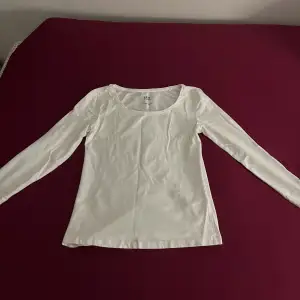 Vit långärmad basic tröja (basplagg), från lager 157 🤍 Väldigt bra skick!