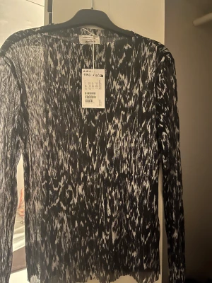 Ny topp från other stories - Helt ny top från & other stories. Stl M🌸