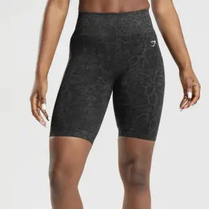 Snygga animal adapt shorts ifrån gymshark med scrunch. Använda 1 gång, säljer pga för liten storlek. Nypris 499kr