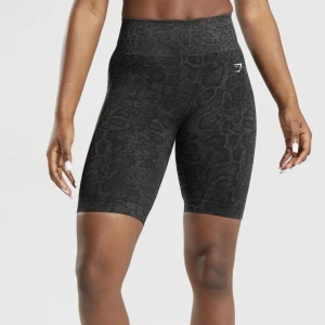 Gymshark Shorts - Snygga animal adapt shorts ifrån gymshark med scrunch. Använda 1 gång, säljer pga för liten storlek. Nypris 499kr