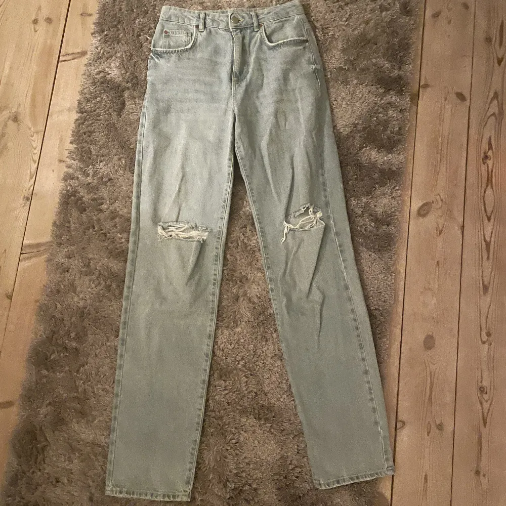 90s jeans från bikbok. Storlek L34 W27. Fler bilder kan skickas vid intresse. . Jeans & Byxor.