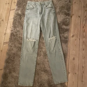 Jeans - 90s jeans från bikbok. Storlek L34 W27. Fler bilder kan skickas vid intresse. 