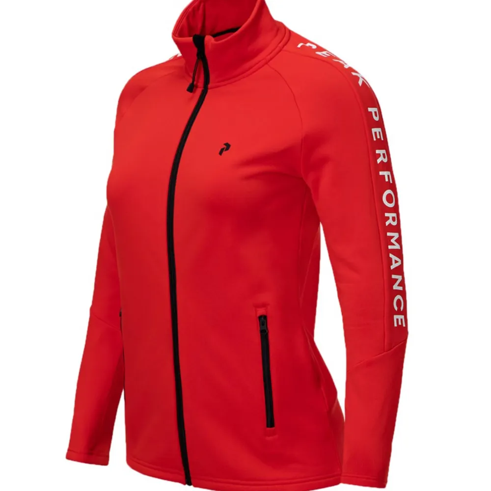 Superfin röd peak performance tröja som är i fleece på insidan. Den är använd en del men ser oanvänd ut❤️. Hoodies.