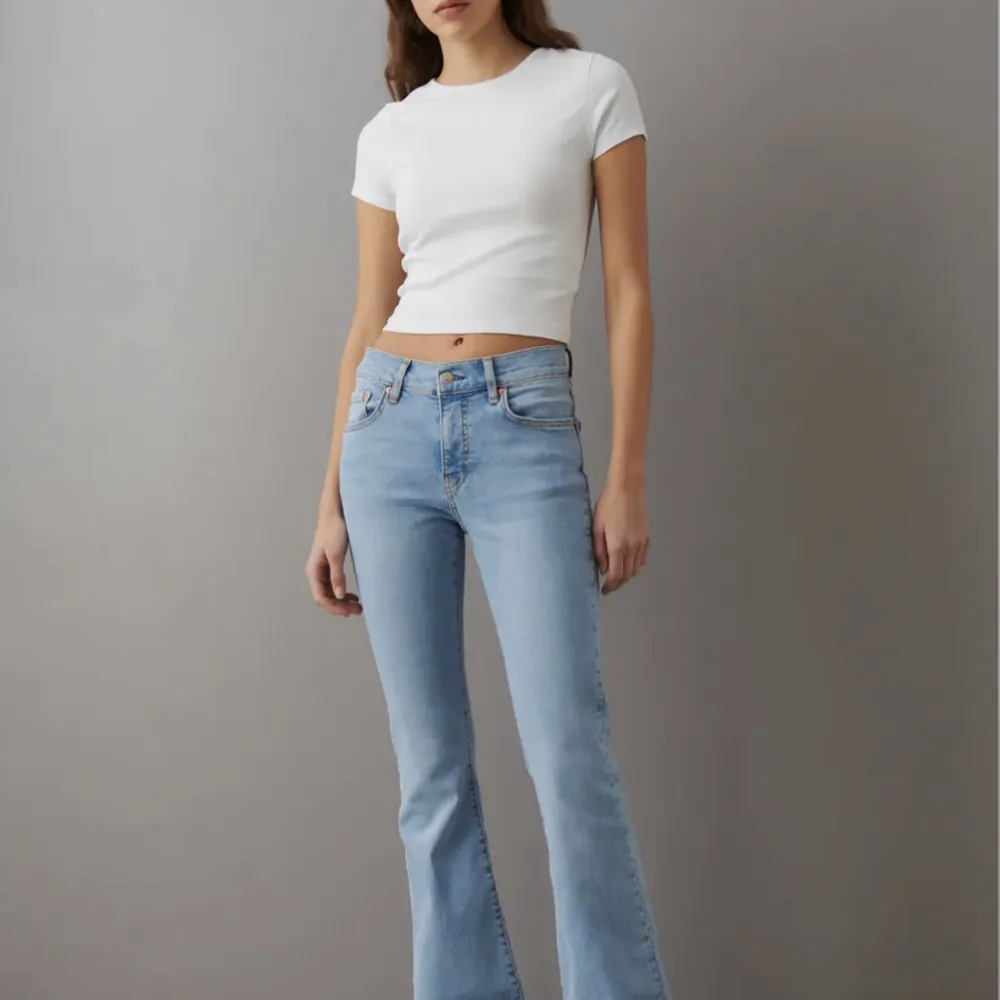 Säljer mina Low waist jeans från gina tricot då dom inte passar på mig så bra men dom är super fina annars. Dom är uppsprätta längst ner men inget man tänker på💕. Jeans & Byxor.
