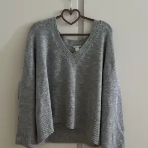 Säljer en grå stickad tröja som är perfekt till vintern. Jag köpte på Plick men säljer vidare då den inte passar mig. Den är i storlek M och är i Bra skick . Jag säljer den för 150 kr.