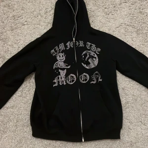 Aim for the moon zip hoodie  - Helt oanvänd jätte bra sick 