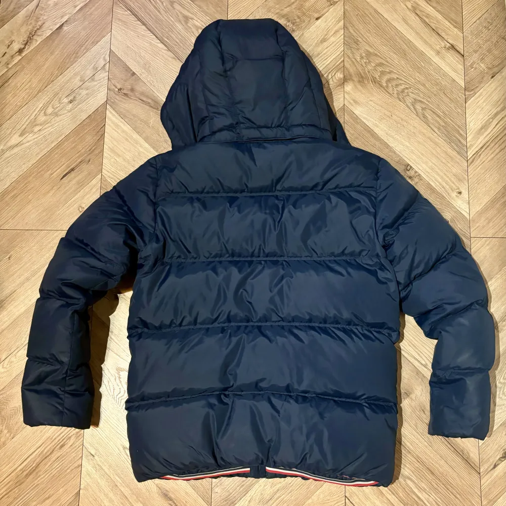 Hej. Säljer en Tommy Hilfiger jacka/puffer p.g.a är för liten för mig.  Storlek  164. Använder den bara några dagar. Skick 10/10. Kan skicka mer bilder vid behov.. Jackor.