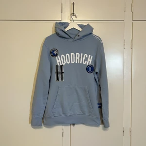 Hoodrich Hoodie - Tjena, säljer nu denna as feta Hoodrich hoodie. Hoodien är i nyskick och har använts i väldigt få tillfällen. Inga tecken på användning. Inga djur hemma🐾Kontakta mer än gärna för fler bilder eller ifall du har någon fråga att ställa! Pris kan diskuteras!