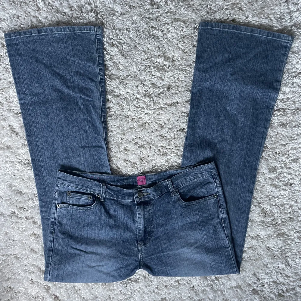 Skitsnygga blåa jeans från New Look. Bootcut och lågmidjade. Säljer pga att de inte passar längre.. Jeans & Byxor.