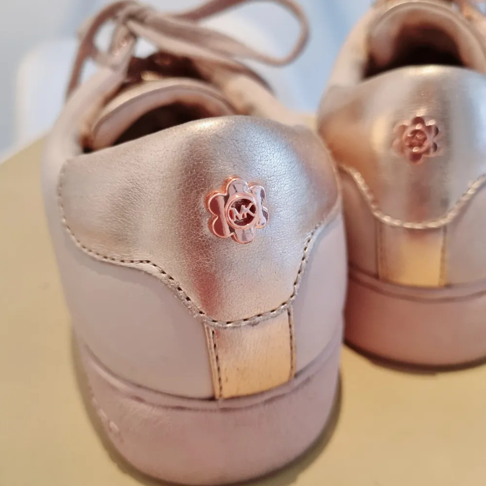 Sneakers från Michael Kors rosa storlek 37,5/38 i fint skick, använda endast 3ggr, . Skor.
