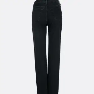 Ett par aldrig använda straight leg Low Rise jeans från bikbok i färgen svart 💗 nypris 700kr  Säljer även ett par i samma modell fast i blåjeans färg😊