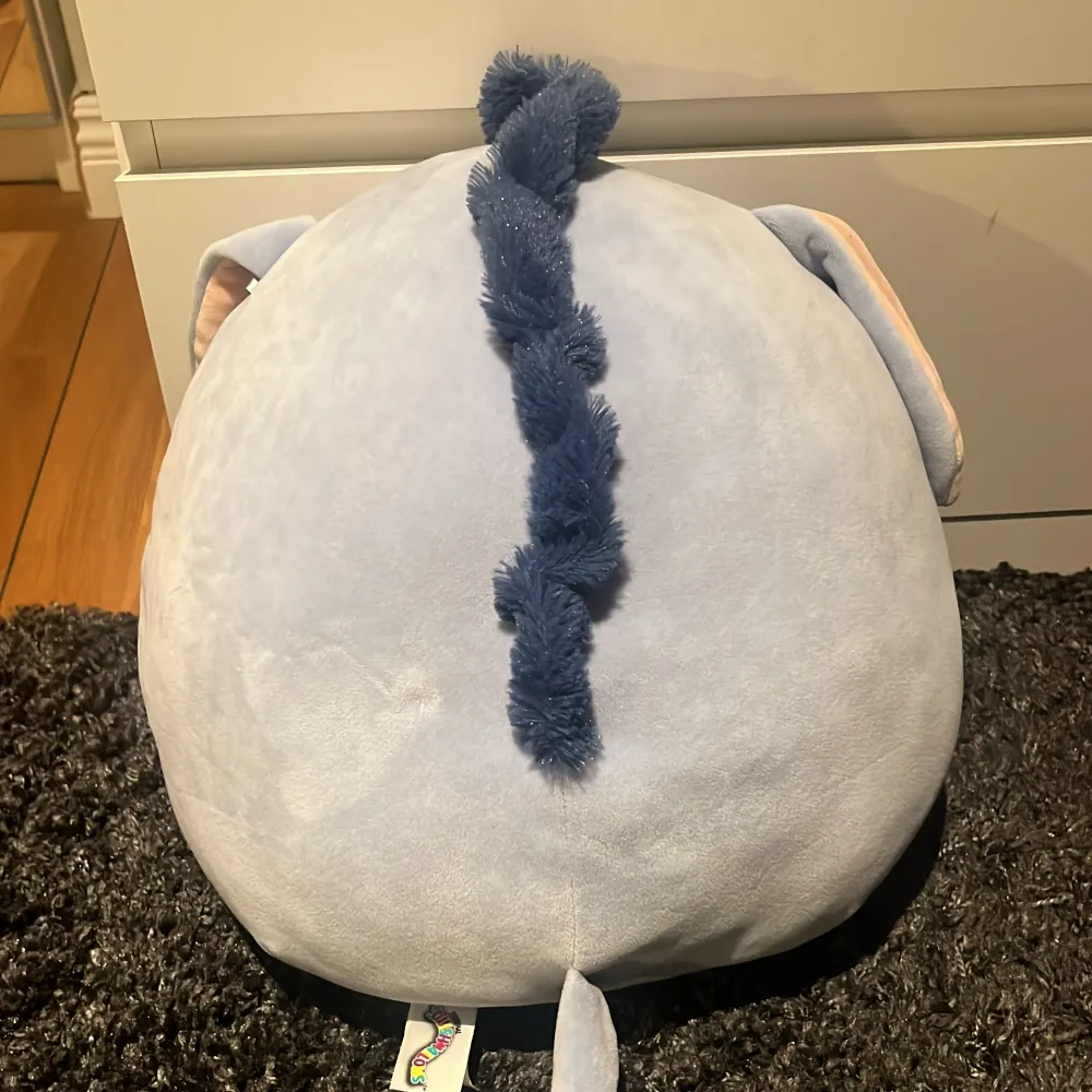 Medium stor squishmallow! Väldigt mjuk och jätte gosig!   Den är i mycket bra skick! Knappast 1 år gammal och har bara stått i en fåtölj.  Köpare står för frakt! 📦 . Accessoarer.