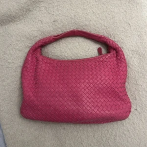Bottega Veneta  - Jätte snygg rosa bottega veneta väska. 100% äkta och väldigt bra skick! 