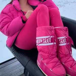Moonboots - Kommer inte till andvänding längre, andvända ett fåtal gånger🤍🤍🤍 första bilden är inte min, en av skorna har ett litet brännmärke på sidan, sickar bilder vid förfrågan🤍🤍 (samma annons finns i min profil med fri frakt)