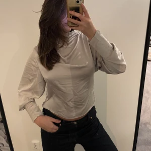 Blus - Super fin blus från zara. Super fina knappdetaljer vid armarna och nacken. 