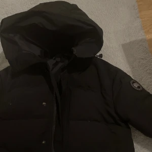 Canada goose jacka (Blacklabel) - Hej säljer mkn canada goose jacka jag ej använder längre då jag vuxit ur den, storlek S passar upp till 178 lång, hör av dig för mer bilder 