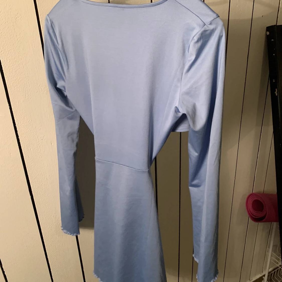 Blå cut out klänning - 90