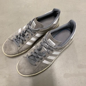 Adidas sneakers - Adidas sneakers i strl. 42. Använda men i väldigt fint skick. 