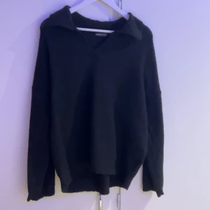 Stickad tröja  - Säljer en jätte fin stickad tröja från shein, använt Max 2 gånger köpte för 209 säljer för 130 men priset kan diskuteras! Det är strl S men är en modell som ska sitta lite större🩷