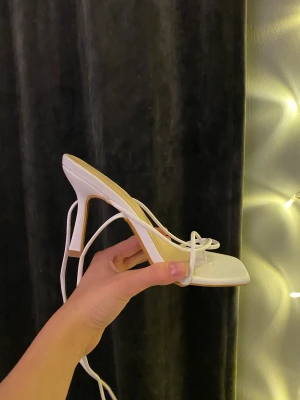 Klackar  - Vita nätta klackskor med långa snören att snurra upp över smalbenet. Aldrig använt men har har en skön passform. Köpte for ungefär 200:-. Pris kan diskuteras. 💕