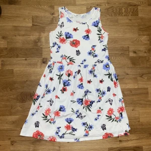 Ärmlös klänning bomulls trikå H&M - Ärmlös bomulls trikå klänning, vit med blommor från H&M i storlek 158/164