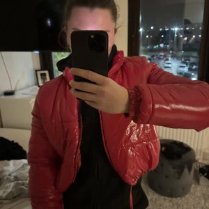 Röd jacka - Röd jacka från chiquelle i storlek xs (säljs ej längre)