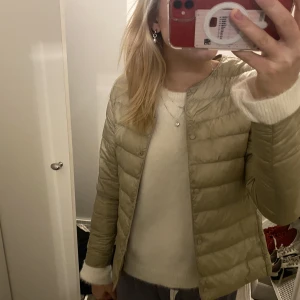 Jacka uniqlo  - Lättviktsjacka från uniqlo. Bra sickkkkk
