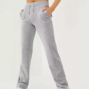 Grå juicy byxor!! - Säljer nu mina populära juicy byxor i ”silver marl”😍 Såå snygga och toppenskick, prislapp och kvitto finns kvar!!💕xxs men passar även xs! Nypris 1200kr så fina!