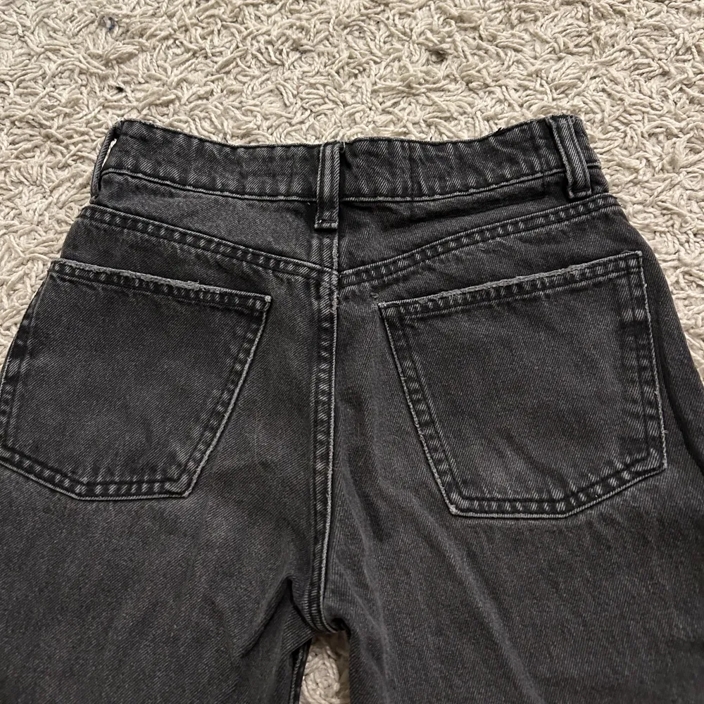Mid waist straight leg jeans från zara. I bra skick, säljer då de är för små💘. Jeans & Byxor.