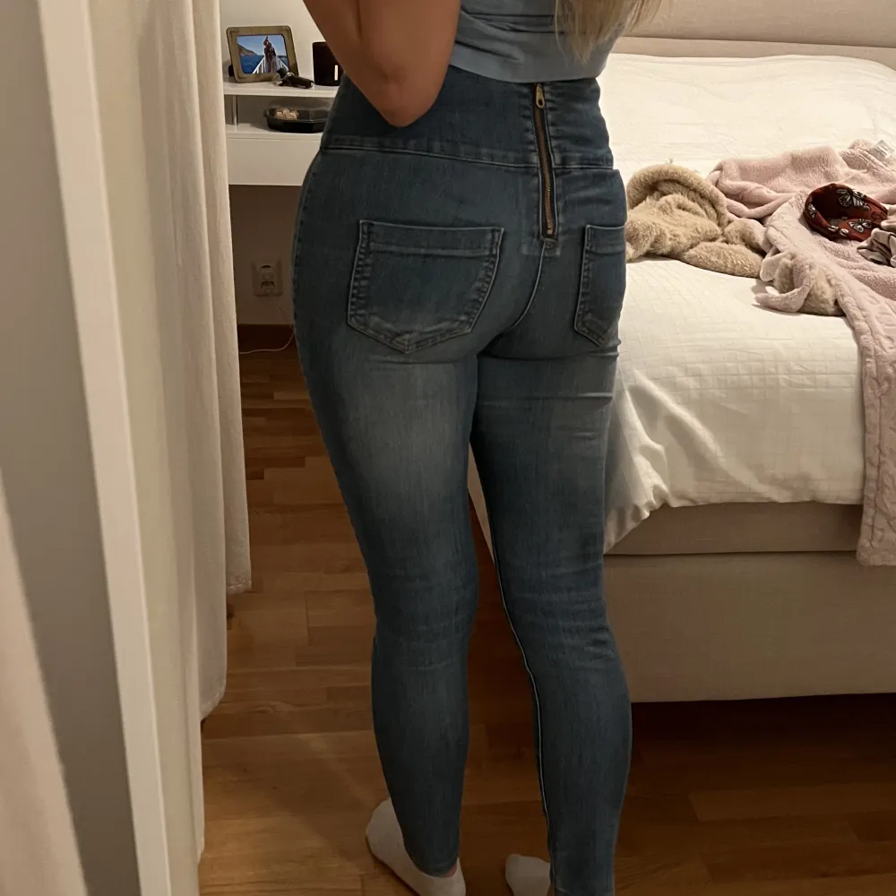 Jeans i perfekt skick, lite stretch, och skulle säga att den passar XS/S och S/M. Dragkedja där bak. Farkut & Housut.