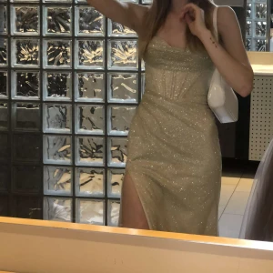 Balklänning - Köpt för 5000kr på proms and weddings Malmö. Storlek Xs, insydd midja. 