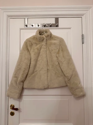 Naturvit/beige fuskpäls - Naturvit/Beige jacka i fuskpäls från Only, storlek S. Knäpps med knappar. Fickor på sidorna. Jättemjuk och gosig. Aldrig använd. 