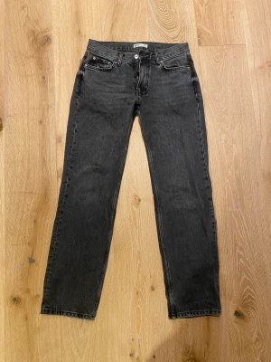 Grå/svarta jeans - Den populära modellen straight från GinaTricot.