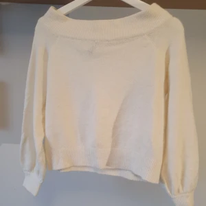 Stickad off shoulder tröja - Vit stickad off shoulder tröja från H&M