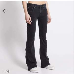 Fina jeans som ej använts pga köpte fel storlek. Nypris 400kr☺️ innerbensmått: 78cm (passar på mig som är 172)