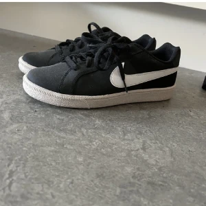 Skor - Nike skor i fint skick, använda fåtal gånger