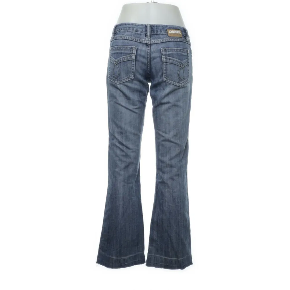 Snygga lågmidjade diesel jeans som tyvärr var för korta för mig! Innerbenslängd: 74, Midja: 39 rakt över. Jeans & Byxor.