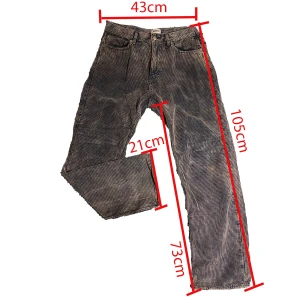 Manchester byxor blå - weekday - Blåa straightleg machestesrerbyxor som sitter väldigt avslappnat. Gott skick då inga tydliga flaws förekommer, bara lite slitna av vanligt användning. 